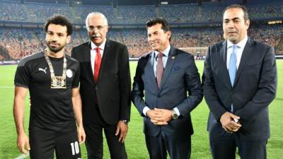 وزير الرياضة ورئيس اتحاد الكرة يكرمان "محمد صلاح" 