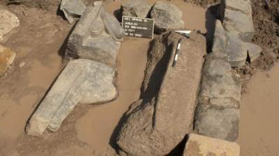 الكشف عن كتل حجرية من عهد الملك خوفو بمعبد الشمس بهليوبليس 