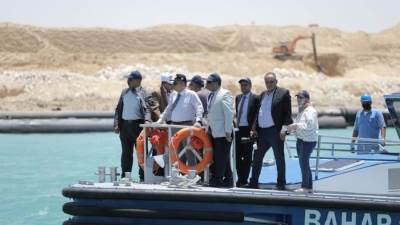 أسامة ربيع: إزالة 26 مليون متر مكعب من الرمال المشبعة بالمياه بالقطاع الجنوبي لقناة السويس