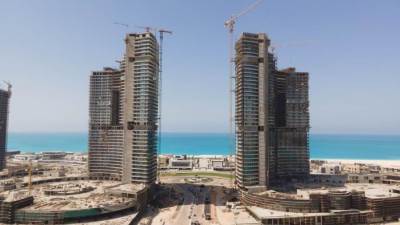 رئيس الوزراء يستمع لشرح حول المشروعات السكنية بالمدينة الساحلية