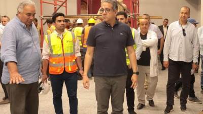 وزير السياحة يتفقد المتحف اليوناني الروماني بالإسكندرية