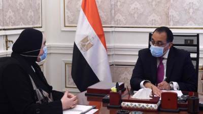 رئيس الوزراء يستعرض مع وزيرة الصناعة فعاليات منتدى "سانت بطرسبرج"