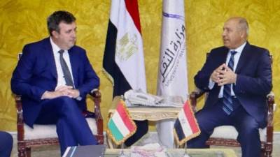 وزير النقل يبحث مع وزير التكنولوجيا المجري توطين تصنيع الأتوبيس البرمائي