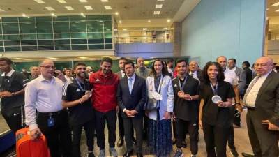 وزير الرياضة يستقبل الفوج الأول من البعثة المصرية العائدة من منافسات دورة ألعاب البحر المتوسط
