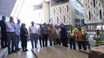 وزير السياحة والآثار يتفقد قاعات العرض الرئيسية ومراكب خوفو بالمتحف المصري الكبير