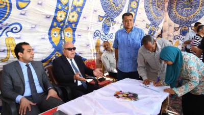 محافظ قنا يشهد تسليم دفعة جديدة من أراضى «مدينة الأمل»