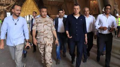 «وزير السياحة والآثار» يتفقد المتحف المصري الكبير