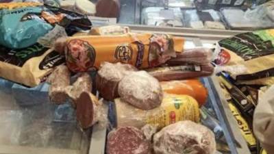 «الجيزة» تضبط ٢٠٠ كجم لانشون وبسطرمه وجبن فاسدة داخل محلات بحدائق الأهرام 