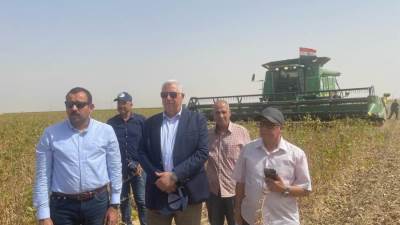 «وزير الزراعة» يزور مشروع مستقبل مصر.. ويشاهد حصاد الفول الصويا وسيلاج الذرة