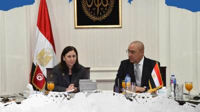 وزير الإسكان يلتقى نظيرته التونسية لعرض التجربة المصرية فى إنشاء المدن الجديدة 