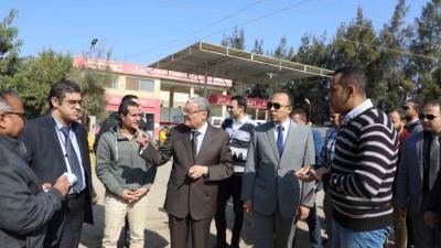 بسبب مخالفات البناء.. محافظ المنيا يحيل رئيس قرية تلة للتحقيق