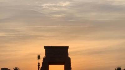 أكثر من ألف سائح مصري وأجنبي يشهدون ظاهرة شروق الشمس على معابد الكرنك