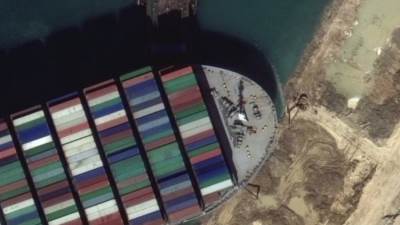 عاجل.. جنوح السفينة جلوري في قناة السويس.. ومحاولات لتعويمها