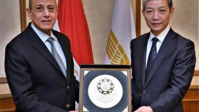 وزير الطيران يبحث مع السفير الصيني تعزيز التعاون المشترك فى مجال النقل الجوي