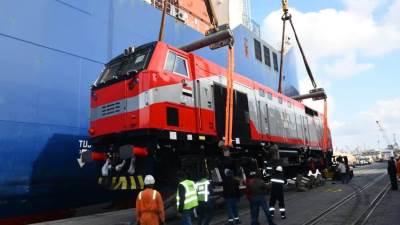 وزير النقل يعلن وصول أول جرار أمريكى جديد إلى ميناء الإسكندرية