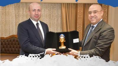 وزير الإسكان يعرض على نظيره الأذربيجاني التجربة العمرانية المصرية
