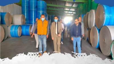 أحمد إسماعيل يتفقد مصنع صناعات ورقية بالنوبارية الجديدة.. ويبحث مشاكل المصانع المتوقفة