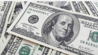 الدولار يتخطى 44 جنيه في العقود الآجلة والذهب يشتعل