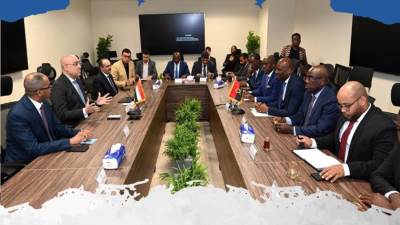 وزير الإسكان يعرض على نظيره الأنجولى ومرافقيه التجربة العمرانية التى تشهدها مصر