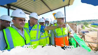 وزير الإسكان يتفقد مشروع سد ومحطة «جوليوس نيريرى» بتنزانيا