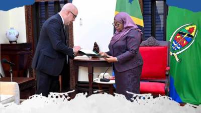 وزير الإسكان يُسلم رسالة من الرئيس السيسي لرئيسة تنزانيا.. تعرف عليها