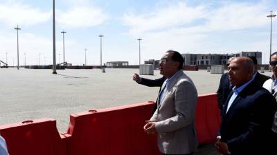رئيس الوزراء يتفقد ميناء ٦ أكتوبر الجاف بعد تشغيله تجريبياً خلال COP27