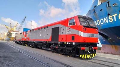 وزير النقل يعلن وصول دفعة جديدة من الجرارات الأمريكية الجديدة إلى ميناء الإسكندرية