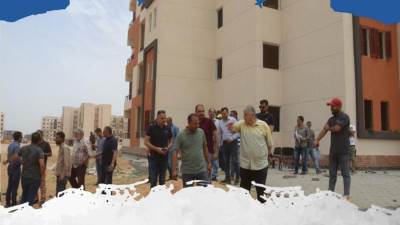 علاء منيع يتفقد وحدات «سكن كل المصريين» وأعمال الطرق بالمنطقة الصناعية بالعاشر من رمضان