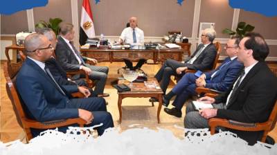 وزير الإسكان يبحث مع مسئولى شركة أكوا باور تعزيز التعاون فى مجال تحلية مياه البحر