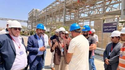 أسماء مخلوف تتفقد مصنع جالاكسي للكيماويات بمدينة السويس الجديدة