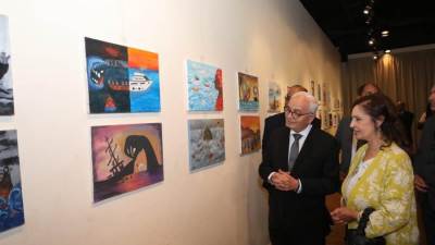 "حجازي" يفتتح المعرض الفنى لرسومات طلاب المدارس حول الهجرة غير الشرعية