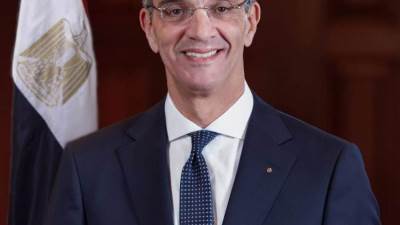 عمرو طلعت يغادر القاهرة إلى أمريكا.. لهذه الأسباب