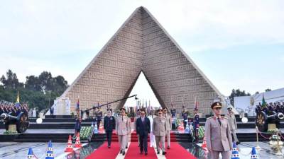 صور..عبد الفتاح السيسي يزور قبري الرئيسين الراحلين أنور السادات وجمال عبد الناصر