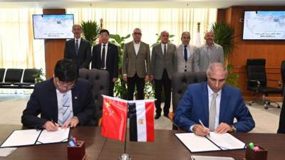 وزير الإسكان يشهد توقيع عقد تصميم وتنفيذ بحيرة العلمين «كريستال لاجون»