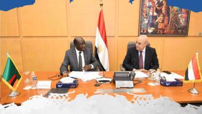 وزير الإسكان يعرض على نظيره الزامبى التجربة العمرانية المصرية