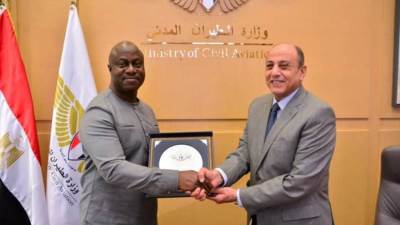 وزير الطيران المدني يستقبل وزير الطيران بسيراليون لبحث سبل التعاون المشترك