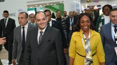 وزير التجارة والصناعة يشيد بجودة المعروضات والتنظيم الجيد لأجنحة الدول المشاركة