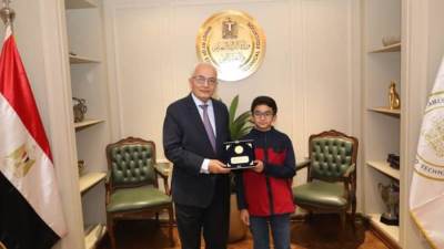 وزير التربية والتعليم يستقبل الطالب النابغ يحيى عبد الناصر