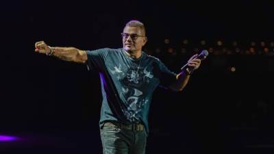 عمرو دياب يعلن عن أولى حفلاته بعد توقفه بسبب أحداث غزة