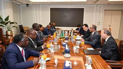 مسئولو "الإسكان" يبحثون مع وزير التجارة والصناعة بدولة زامبيا سبل تقديم الدعم الفنى