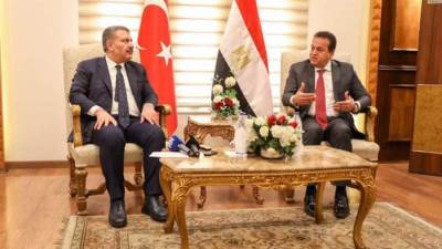 وزير الصحة يستقبل نظيره التركي بمطار القاهرة 