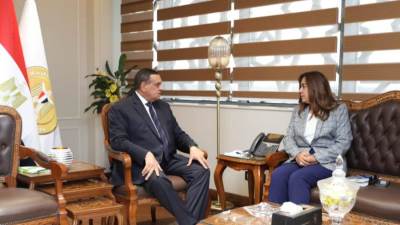 آمنة يتابع مع محافظ دمياط  تطبيق مبادرة تخفيض أسعار السلع