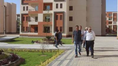 علاء منيع يتفقد أعمال مشروعات «سكن لكل المصريين» بالعاشر من رمضان