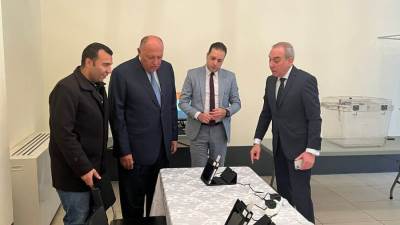 «سامح شكري» يتفقد استعدادات السفارة المصرية بباريس للانتخابات الرئاسية 