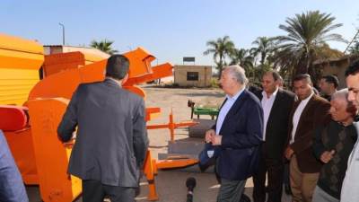 «القصير» يسلم 177 جرار وآلة للمزارعين بالعامرية