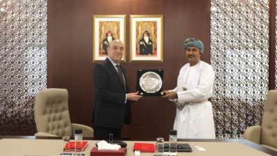 وزير الإسكان يلتقى رئيس الهيئة العامة للمناطق الاقتصادية العماني لبحث التعاون المشترك