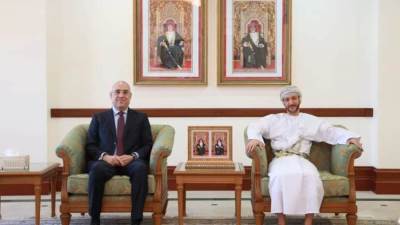 وزيرالإسكان يلتقي محافظ مسقط لعرض التجربة المصرية في إنشاء المدن الجديدة