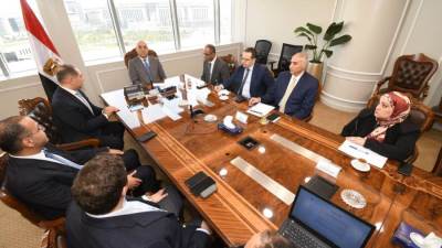 «الجزار» يلتقى مسئولى مبادرة تطوير الصناعة «ابدأ» لتوفير احتياجات مشروعات المياه والصرف