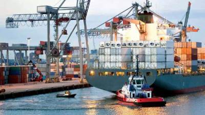 موانئ بورسعيد تستقبل سيارات.. وتشحن خام كلينكر وملح