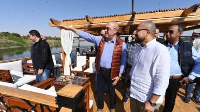 وزير الإسكان يتفقد مشروعات الشريط النهرى السياحى بأسوان